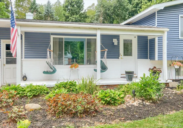 Photo 2 of Single family home for sale at 2127 Holly Tree Dr, Davison, MI 48423 | MLS# 20261064568 | Listing updated on 2026-08-15
