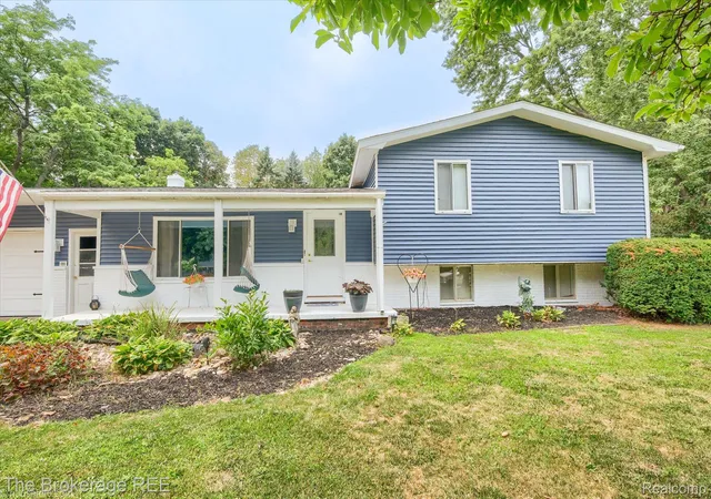 Photo 3 of Single family home for sale at 2127 Holly Tree Dr, Davison, MI 48423 | MLS# 20261064568 | Listing updated on 2026-08-15