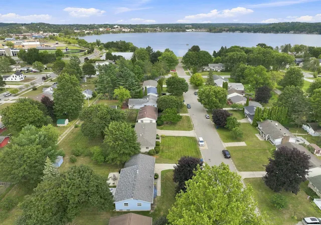 Photo 3 of Single family home for sale at 714 Sunset Ln, Cadillac, MI 49601 | MLS# 78080072338 | Listing updated on 2026-09-03