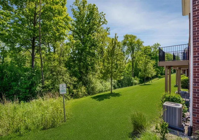 Listing Photo 5 - Condo for sale in building located at 43583 Chancellor Ln, Novi, MI 48375