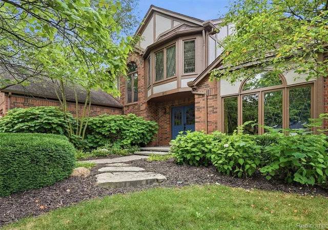 1st image of 811 Snowmass Dr W, Rochester Hills, MI 48309 | MLS# 20261064627