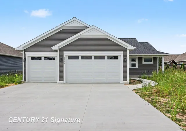 Photo 2 of Single family home for sale at 5875 Diamond Meadows Ln, Freeland, MI 48623 | MLS# 61050218517 | Listing updated on 2026-08-14