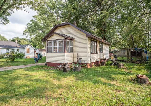2nd image of 326 43rd St Se, Grand Rapids, MI 49548 | MLS# 65026042693