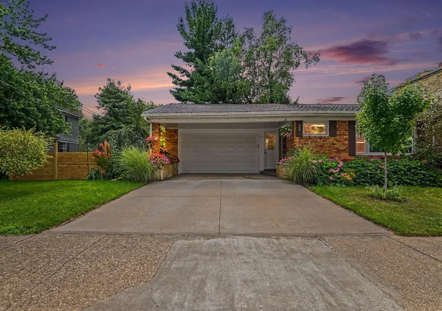 Photo 2 of Single family home for sale at 32 Cherry St, Holland, MI 49423 | MLS# 71026042705 | Listing updated on 2026-08-31