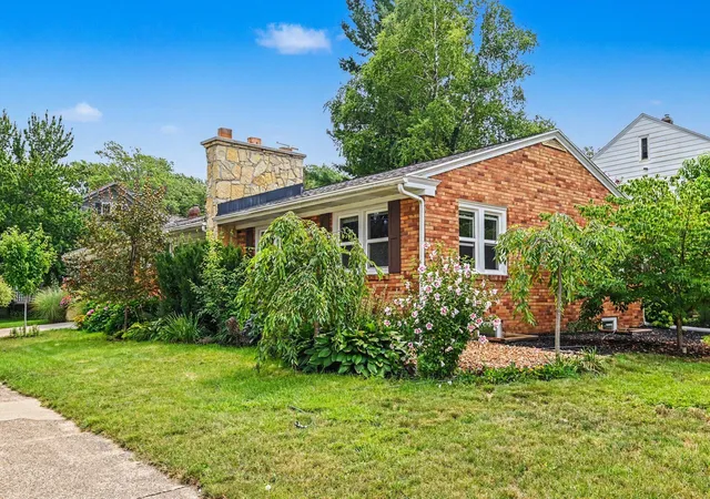Photo 3 of Single family home for sale at 32 Cherry St, Holland, MI 49423 | MLS# 71026042705 | Listing updated on 2026-08-31