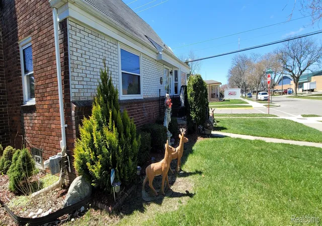 Photo 3 of Single family home for sale at 14301 Manhattan St, Oak Park, MI 48237 | MLS# 20261064639 | Listing updated on 2026-09-18