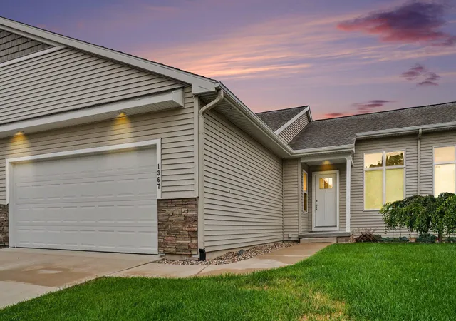 Listing Photo 2 - Condo for sale in building located at 1367 S Vlg Cir, Kalamazoo, MI 49009