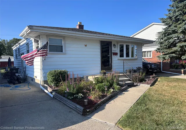 Photo 2 of Single family home for sale at 22829 Arcadia St, Saint Clair Shores, MI 48082 | MLS# 20261064645 | Listing updated on 2026-09-12