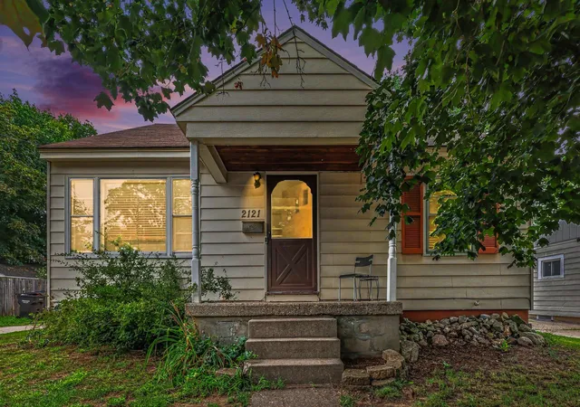 Photo 1 of Sale Pending at 2121 Collingwood Ave Sw, Wyoming, MI 49519 | MLS# 71026042738 | Listing updated on 2026-08-20
