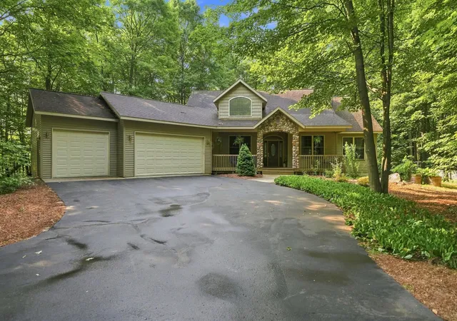 Photo 1 of Single family home for sale at 982 Shamrock Ln, Traverse City, MI 49696 | MLS# 78080072348 | Listing updated on 2026-09-15