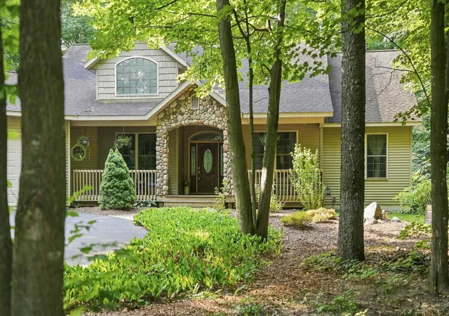 Photo 2 of Single family home for sale at 982 Shamrock Ln, Traverse City, MI 49696 | MLS# 78080072348 | Listing updated on 2026-09-15