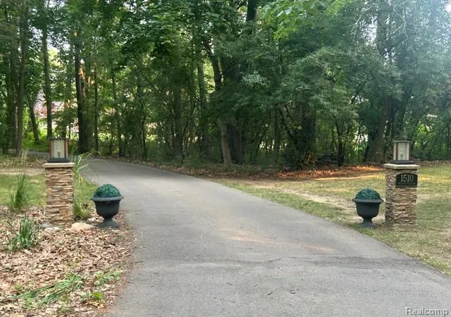 2nd image of 1510 Milford Hills Dr, Milford, MI 48381 | MLS# 20261064678