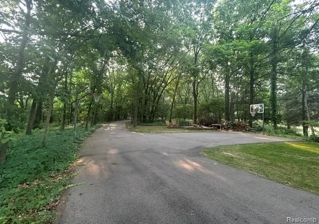 3rd image of 1510 Milford Hills Dr, Milford, MI 48381 | MLS# 20261064678