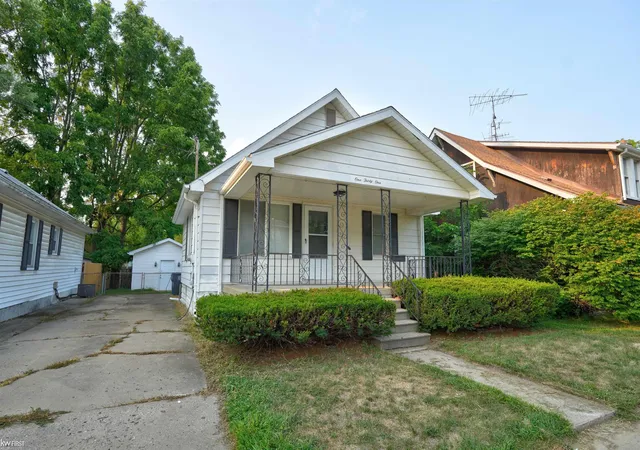 Photo 1 of Single family home for sale at 131 E Lakeview Ave, Flint, MI 48503 | MLS# 5050218550 | Listing updated on 2026-09-15