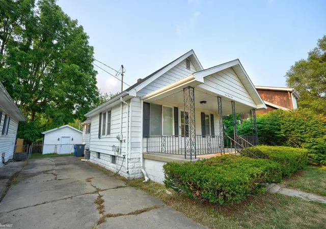 Photo 2 of Single family home for sale at 131 E Lakeview Ave, Flint, MI 48503 | MLS# 5050218550 | Listing updated on 2026-09-15