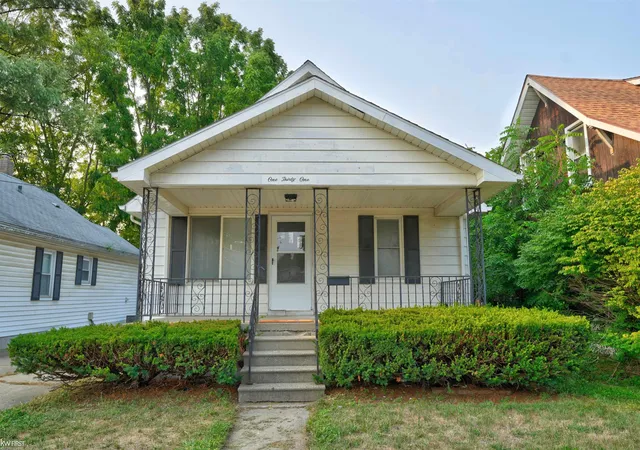 Photo 3 of Single family home for sale at 131 E Lakeview Ave, Flint, MI 48503 | MLS# 5050218550 | Listing updated on 2026-09-15