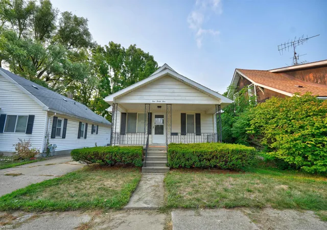 Photo 3 of Single family home for sale at 131 E Lakeview Ave, Flint, MI 48503 | MLS# 5050218550 | Listing updated on 2026-09-15