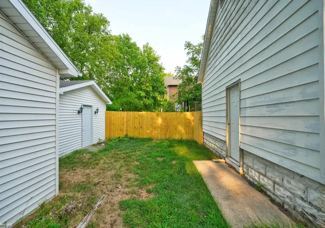 Photo 4 of Single family home for sale at 131 E Lakeview Ave, Flint, MI 48503 | MLS# 5050218550 | Listing updated on 2026-09-15