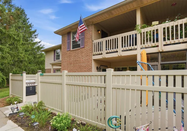 Listing Photo 3 - Condo for sale in building located at 61276 Greenwood Dr, South Lyon, MI 48178