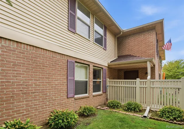 Listing Photo 4 - Condo for sale in building located at 61276 Greenwood Dr, South Lyon, MI 48178