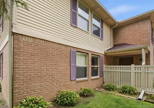 Listing Photo 5 - Condo for sale in building located at 61276 Greenwood Dr, South Lyon, MI 48178