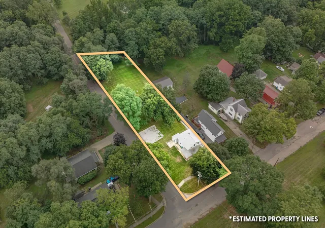Photo 3 of Single family home for sale at 48 Marion St, Hillsdale, MI 49242 | MLS# 53026042775 | Listing updated on 2026-09-02