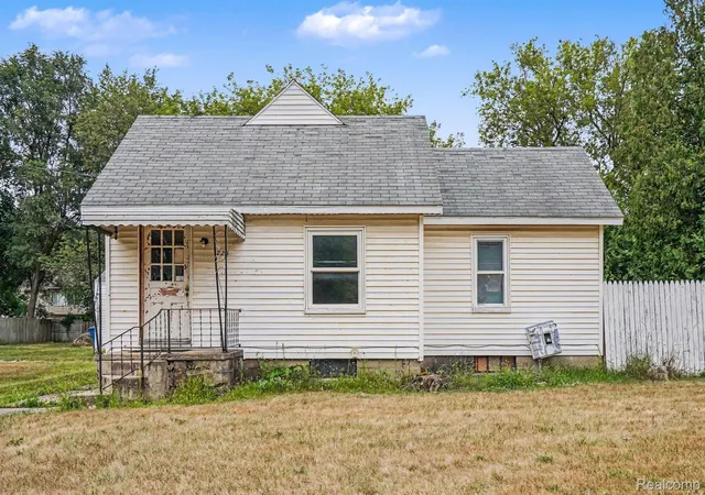 Photo 2 of Single family home for sale at 725 E Sherman St, Holly, MI 48442 | MLS# 20261064721 | Listing updated on 2026-08-19