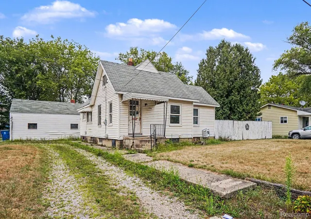 Photo 3 of Single family home for sale at 725 E Sherman St, Holly, MI 48442 | MLS# 20261064721 | Listing updated on 2026-08-19