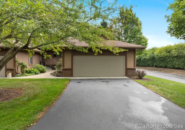 Listing Photo 2 - Condo for sale in building located at 642 Bradford Pl NE, Grand Rapids, MI 49525