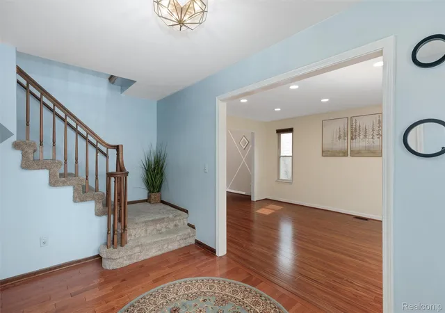 Photo 3 of Single family home for sale at 450 Timberline Dr, Rochester Hills, MI 48309 | MLS# 20261064746 | Listing updated on 2026-09-06