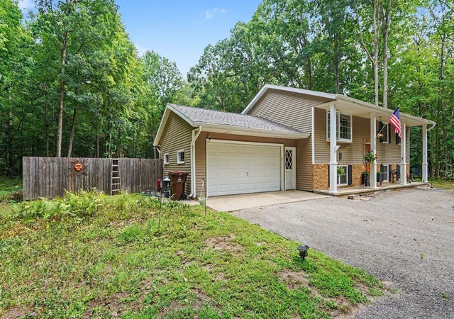 3rd image of 760 Hiawatha Dr, Mount Pleasant, MI 48858 | MLS# 79080072370