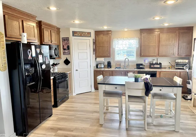 2nd image of 33414 Oak Ct, Lenox, MI 48048 | MLS# 58050218574