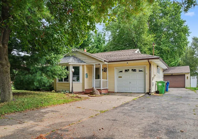 Photo 2 of Single family home for sale at 249 S 20th Street, Battle Creek, MI 49015 | MLS# 66026042824 | Listing updated on 2026-09-17