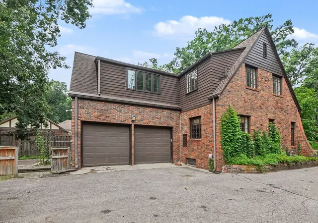 Photo 2 of Single family home for sale at 903 Briarcliff Rd, Jackson, MI 49203 | MLS# 81026042825 | Listing updated on 2026-09-15