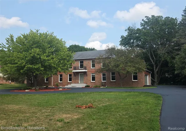 Photo 2 of Single family home for sale at 1210 Springborrow Dr, Flint, MI 48532 | MLS# 20261064783 | Listing updated on 2026-08-14