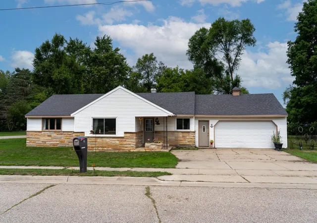 1st image of 198 W Ohio St, Farwell, MI 48622 | MLS# 79080072375