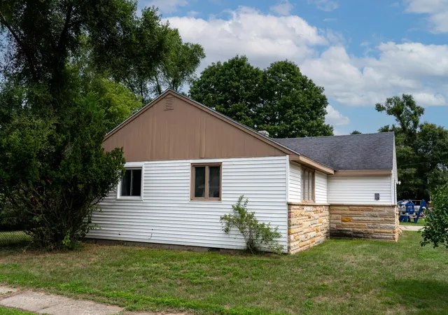 3rd image of 198 W Ohio St, Farwell, MI 48622 | MLS# 79080072375