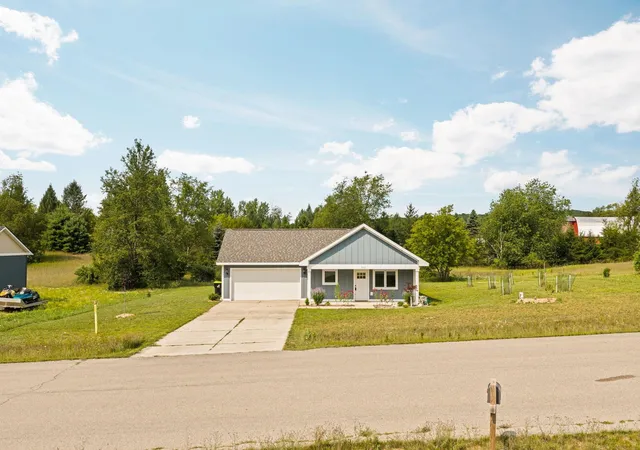 Photo 4 of Single family home for sale at 8522 Olivia Dr, Maple City, MI 49664 | MLS# 78080072376 | Listing updated on 2026-09-21