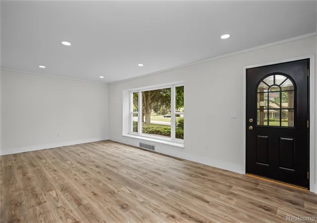 Photo 4 of Single family home for sale at 30190 Northgate Dr, Southfield, MI 48076 | MLS# 20261064806 | Listing updated on 2026-08-30
