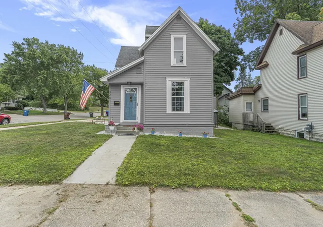 24th image of 328 Howard St, Cadillac, MI 49601 | MLS# 78080072383