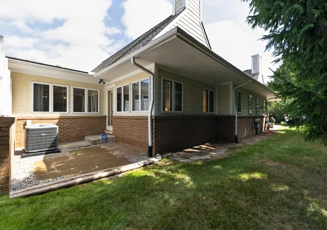 Listing Photo 2 - Condo for sale in building located at 35075 Hillside Dr, Farmington Hills, MI 48335 - Unit #