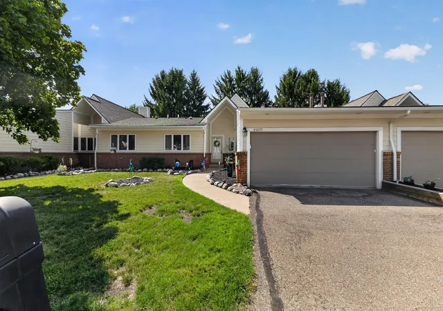 Listing Photo 3 - Condo for sale in building located at 35075 Hillside Dr, Farmington Hills, MI 48335