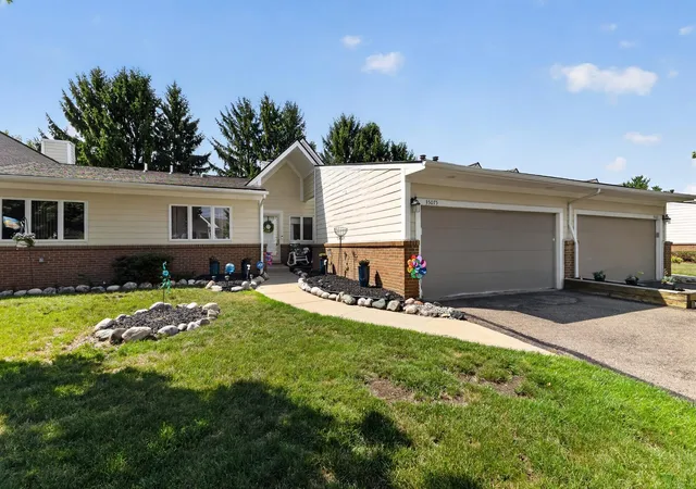 Listing Photo 4 - Condo for sale in building located at 35075 Hillside Dr, Farmington Hills, MI 48335
