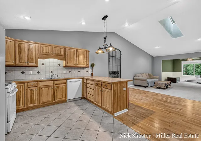 Listing Photo 4 - Condo for sale in building located at 712 Riverwalk St, Hastings, MI 49058 - Unit #11
