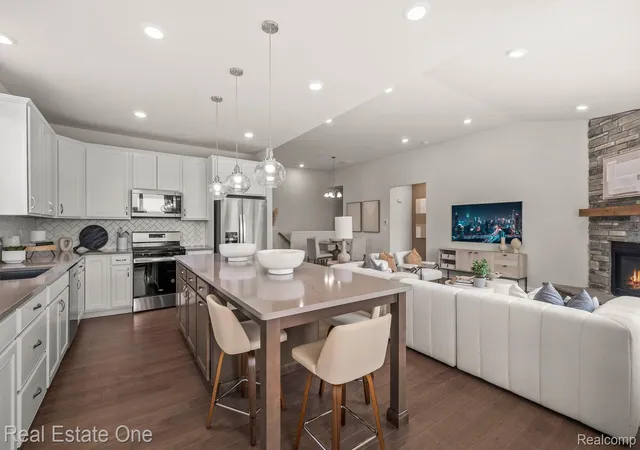 Listing Photo 5 - Condo for sale in building located at 55769 Oak Pointe Dr, Utica, MI 48315