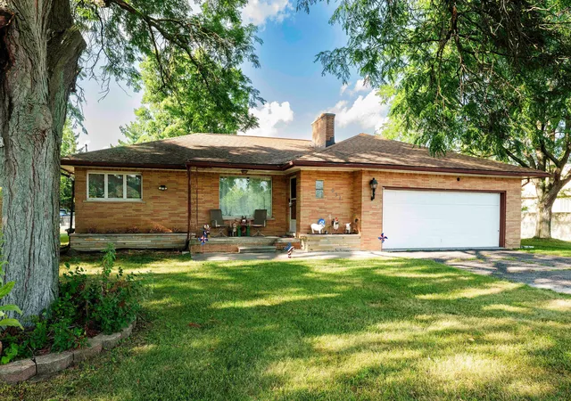 Photo 1 of Single family home for sale at 951 E Sq Lake, Troy, MI 48085 | MLS# 81026042918 | Listing updated on 2026-09-13