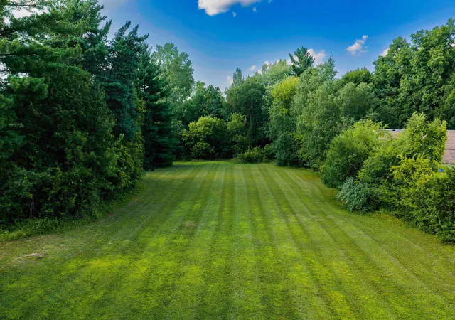 Photo 2 of Single family home for sale at 951 E Sq Lake, Troy, MI 48085 | MLS# 81026042918 | Listing updated on 2026-09-13