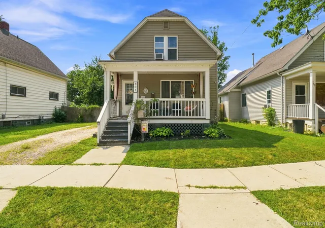 Photo 2 of Single family home for sale at 801 16th Street, Port Huron, MI 48060 | MLS# 20261064877 | Listing updated on 2026-08-14