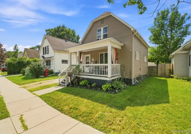 Photo 3 of Single family home for sale at 801 16th Street, Port Huron, MI 48060 | MLS# 20261064877 | Listing updated on 2026-08-14