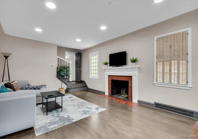 Photo 4 of Single family home for sale at 476 Touraine Rd, Grosse Pointe Farms, MI 48236 | MLS# 20261064886 | Listing updated on 2026-08-29